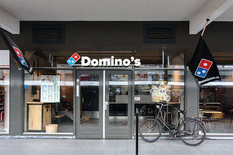 Pennenvriend zonsondergang terwijl 30. Domino's Pizza – Winkelcentrum de Kopermolen